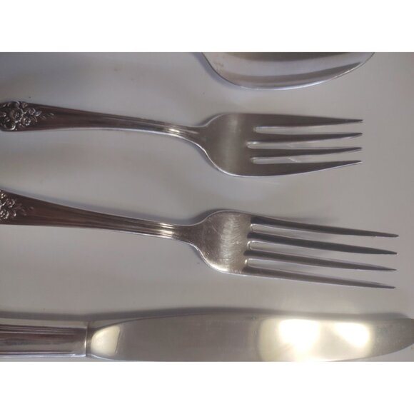 Vintage WM Rogers & Son Silver Plated Cutlery Set - Picture 3 of 14